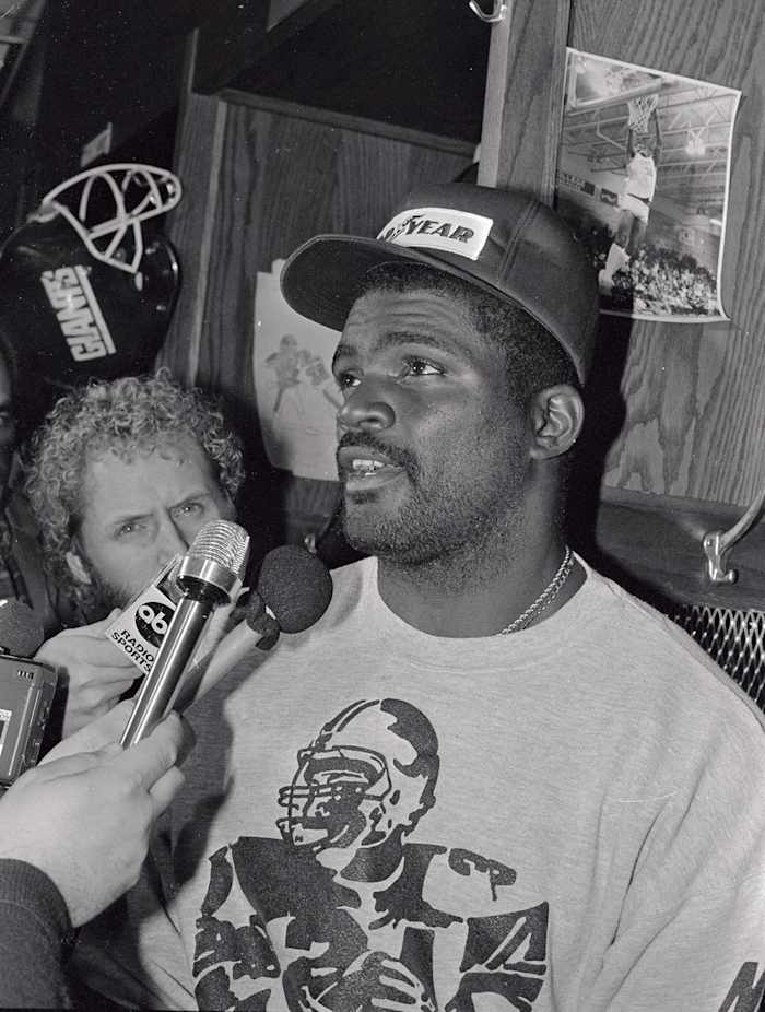 LT talks to the press after crossing the picket line, Oct. 14, 1987.
